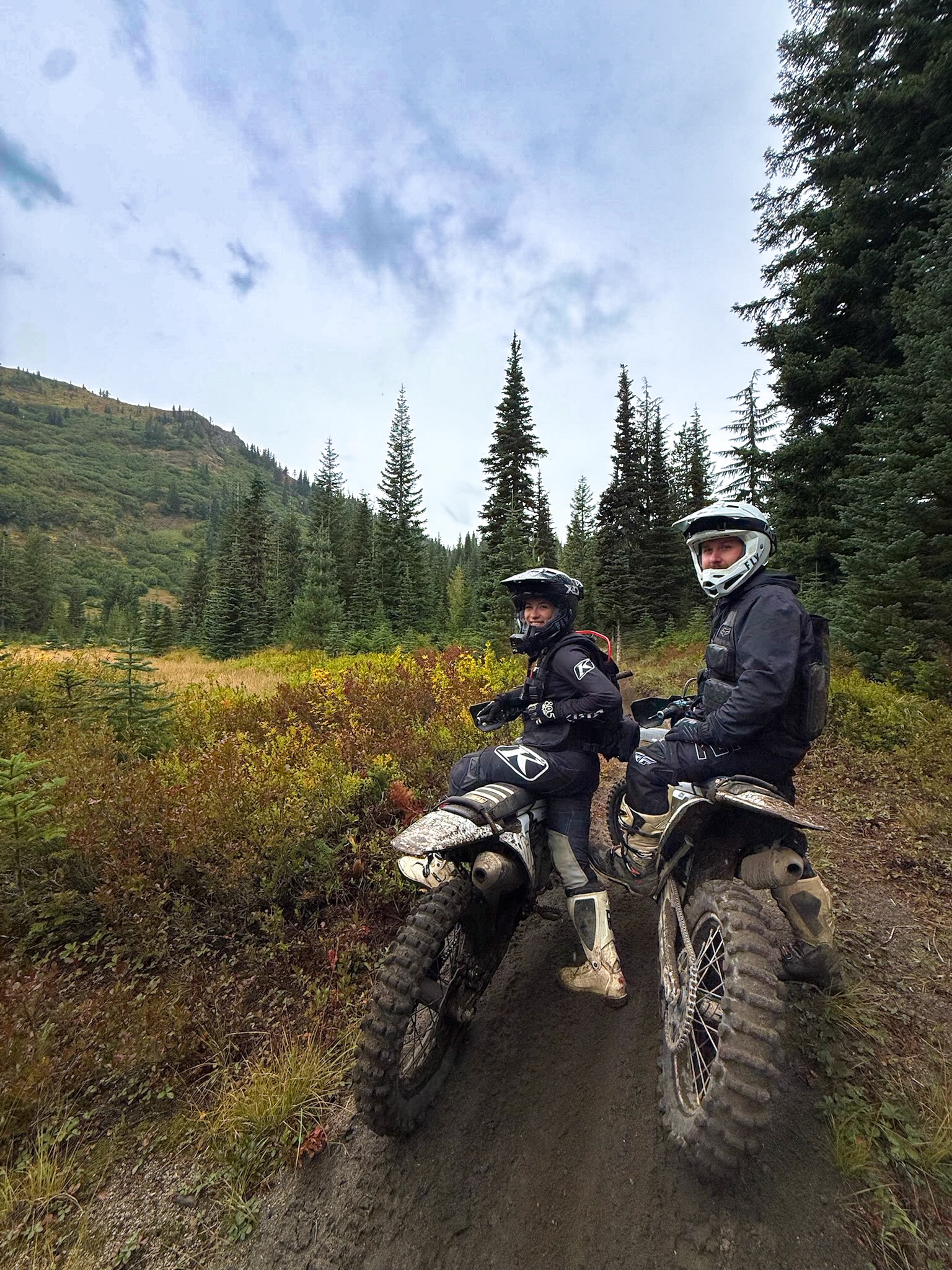 Mother Nature gifted me with some of the best dirt I’ve ever ridden for my 28th birthday🌦️🏔️

Thank you so much to @justinz_115 and @tatumn.st for riding + camping in the rain with me to make sure I felt loved and celebrated all weekend. 70 miles of high alpine views, slippery roots, rainbows, and hero dirt. Truly couldn’t have asked for a better way to start my next lap around the sun! 

#nwwoodswomen #p3protected @p3carbon #klimlife @klim #TeamMotoSport @motosportinc #TE300pro