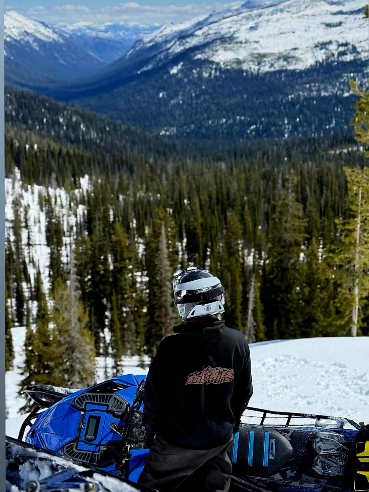 This will be my 8th season with @freshies_built ! Its been awesome watching this company grow, guiding/riding with people from all over the world, and seeing the smiles on their faces when they achieve things they never thought they could. This season will be a little different, but I couldnt be more excited for it. Thanks again Freshies for all of the support over the years 🤘🏽
#freshiesbuilt