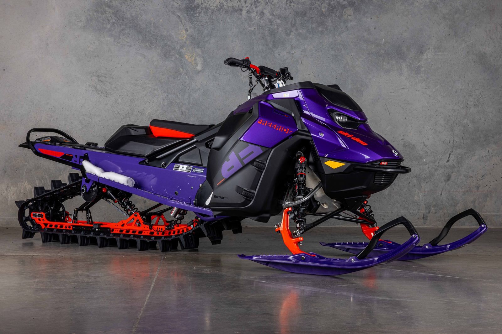 Such a sick sled!! Thanks @youngpscenterville 😈•••••••••••••••••••••••••••••••••••••••••••••••••••••••#sled #snowmobilefails #lynxshredder  @skidooofficial  @rpm_powersports @klim @ibexx_llc @arcticfxgraphics @amsoilinc @surecanusa @madrampsusa
