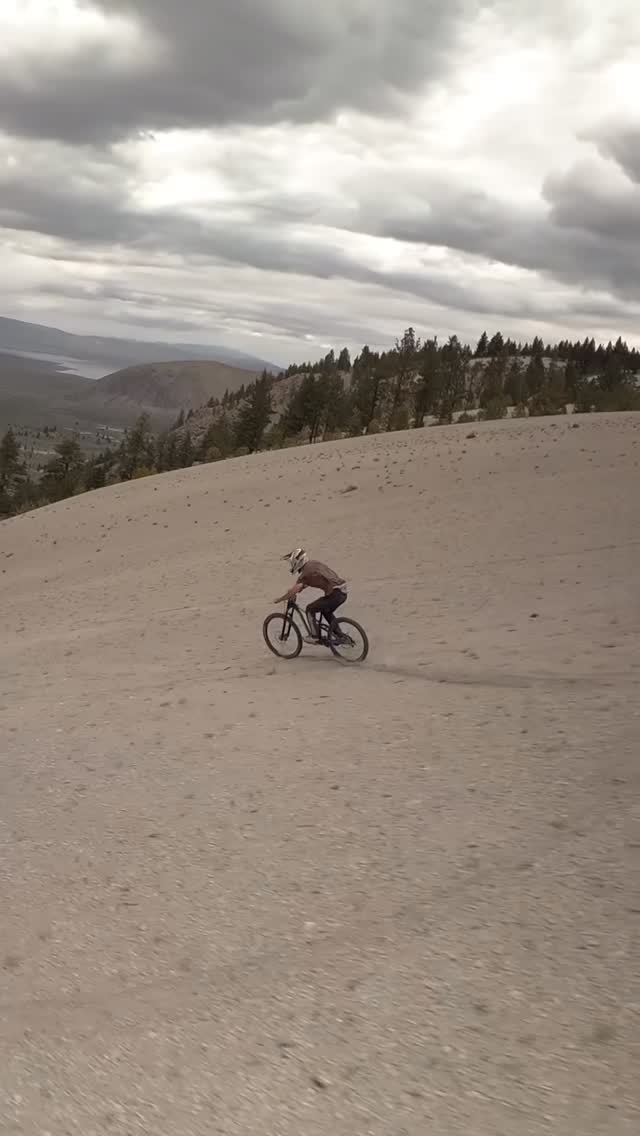 Just some more clips of downhill pow turns but in a different season😉 🎥 @dogprty