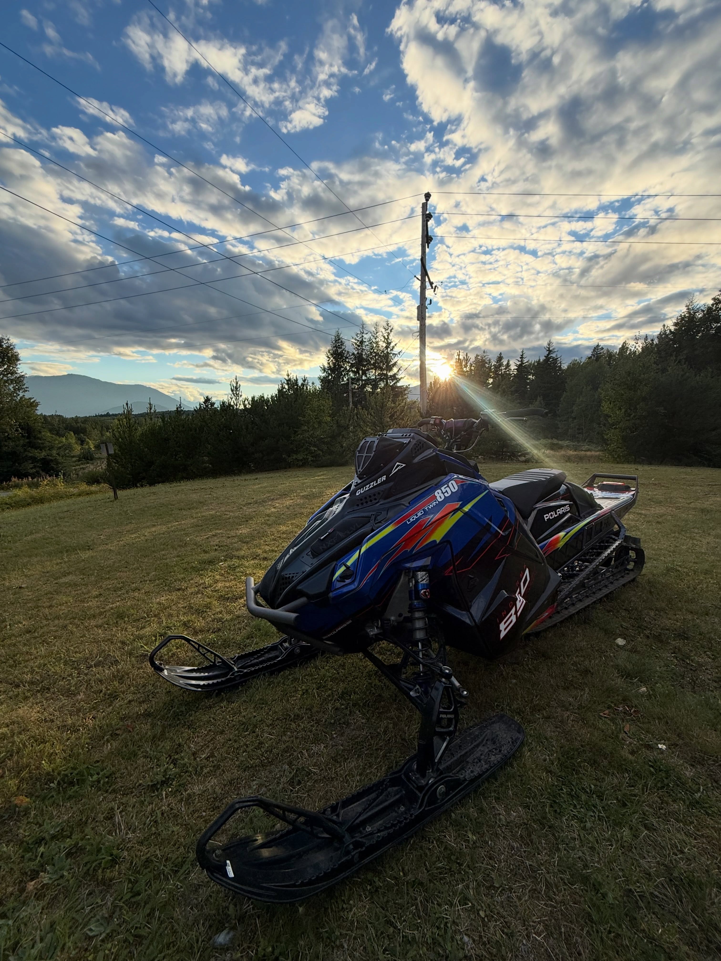 These early season builds reallly get a guy fired up for winter! @tycalcutt new weapon, short track @polarissnow Khaos with @upshift403 throttle body relocate, tune, @startinglineproducts Outlaw twins with custom muffler. Full @cheetah_snow cockpit, @lyon.built bumpers, and a @arcticfxgraphics 1998 wrap, @skinz_protective_gear guzzler helium hood, and more! Stay tuned to see this thing on the snow😍@hors
