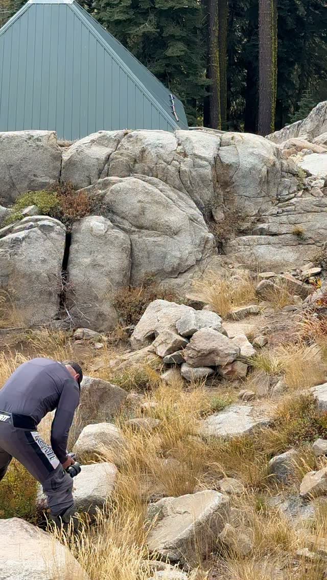 Little behind the scene teaser from our shoot with  @generikal ! Sure was a dream come true to get ride @donnerskiranch for the day. 🤘🏽🍻

🤳 @jprigan 

@cheetah_motos 
@klimmotorcycle 
@trailboundco 
@bulletproofdesigns 
@auburnextreme 

#moto #dirtbike #bts