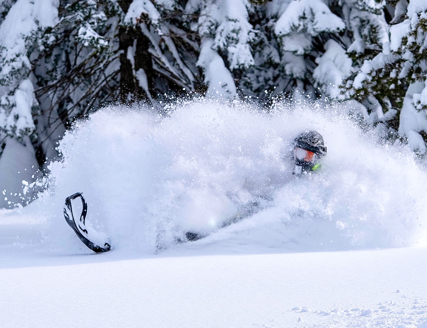 Full party… from the parking lot 🤘🏼 Winter finally decided to make an appearance in the Sierra with 8 ft of blower pow.
❄️ 
❄️ 
#thatskidoofeeling #brpdealerambassador #snowmobile #sledcali #winterplayground