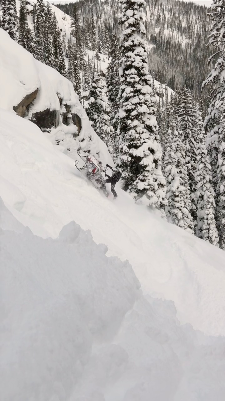 Snow is finally hitting the mountains 🙌🏼 

@polarissnow 
@klim
@arcticfxgraphics 
@carls_cycle_sales 
@beaverheadmotorsports