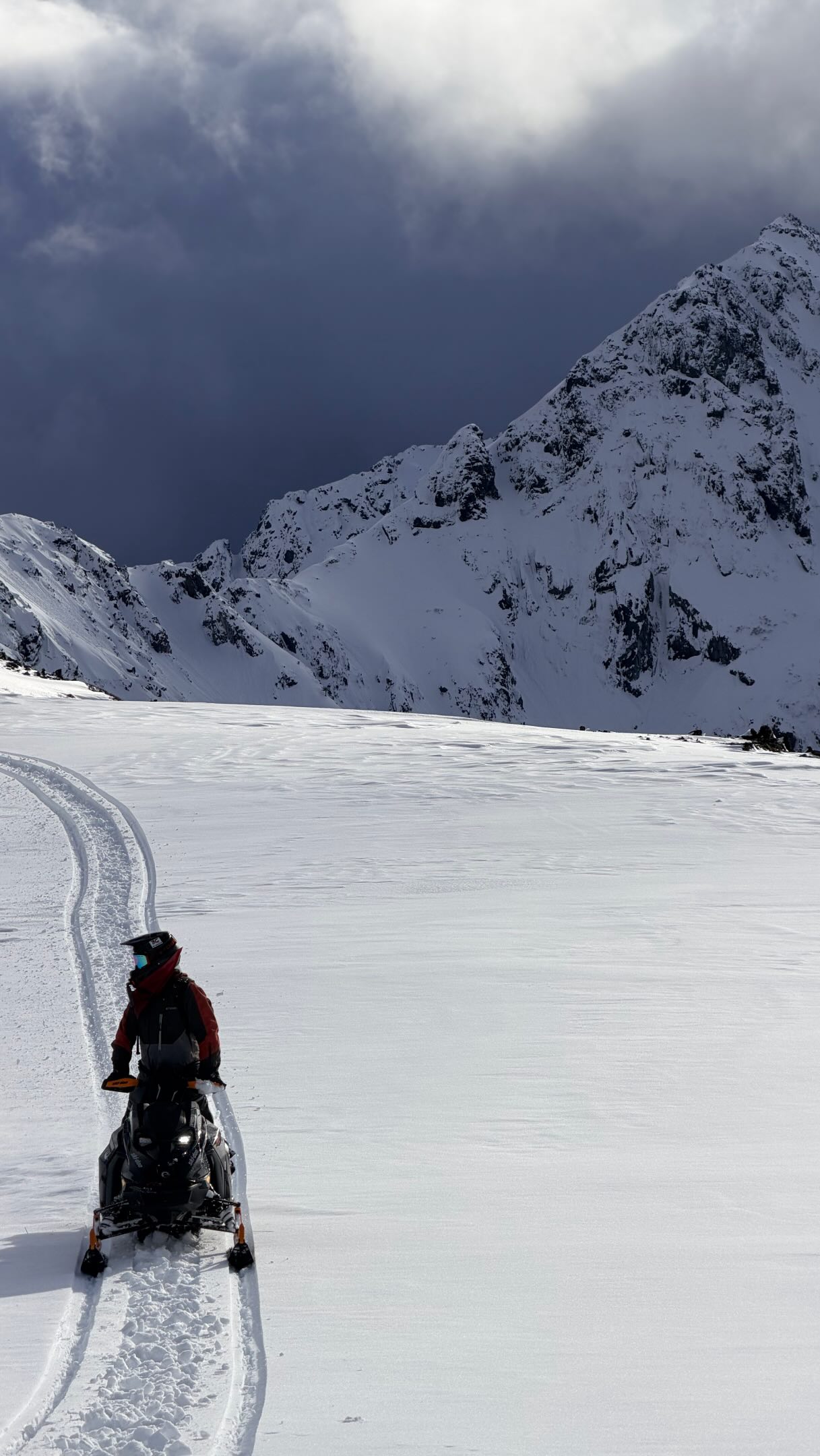 Nothing beats riding riding out from @nevados_de_icalma with the @escorialeschile crew 🤘🏻

We have another storm rolling in, are you joining us?