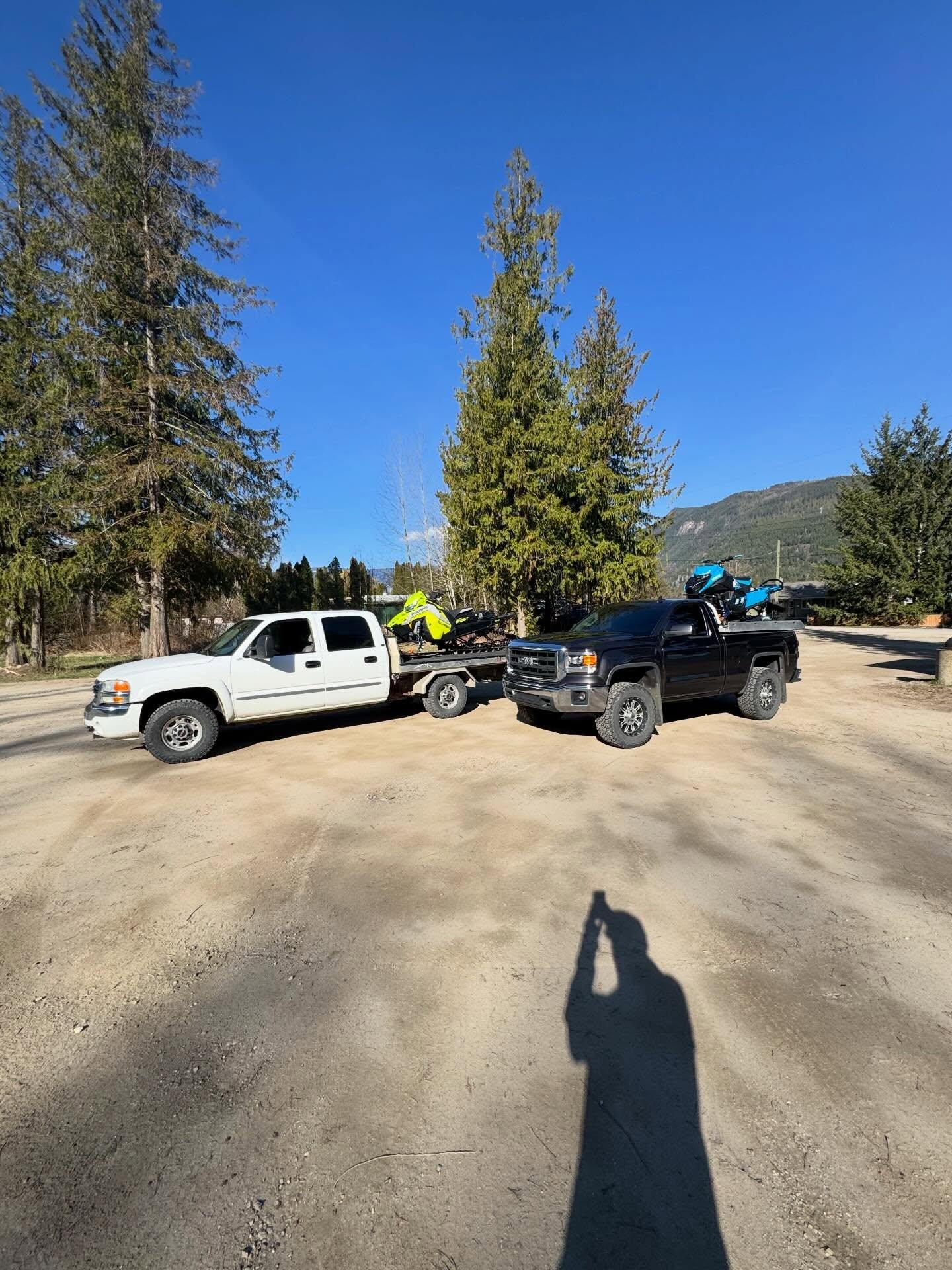 easter long weekend plus 16 in town might as well go for a rip @sledsicamous @arcticcat_snow @gmccanada #springride @polarissnow @skidoo @toyota #longeeekend @exploresicamous #bc #sicamous #lovewhereyoulive