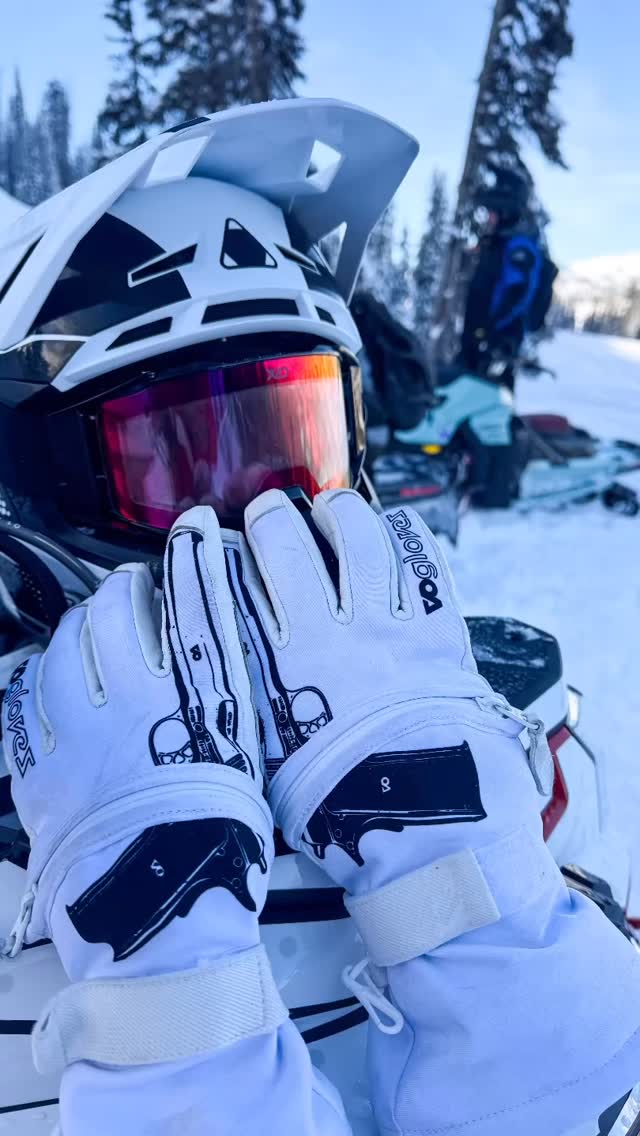 @vo_gloves on the hands. No mercy on the mountain. ❄️🔥
We’re not here to ride easy , we’re here to leave a mark. 🏔️💨
#VOGloves #Snowmobile #Snowmobiling #Backcountry #SledLife ThrottleWarfare MountainRiding