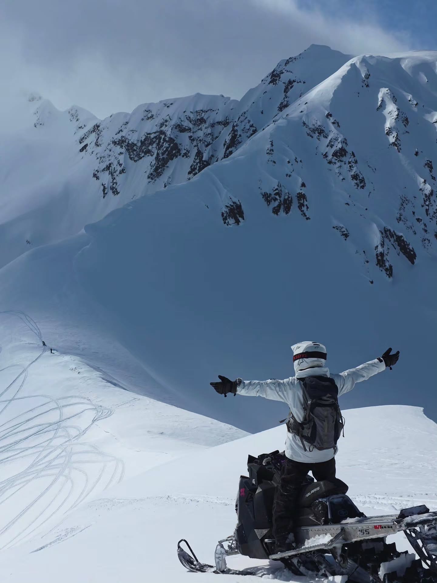 If you can't find me, its probably because I'm in the clouds.

#thatskidoofeeling #alaska #snowmobile 

@skidoo 
@tempestoptics 
@klim
@akbc_alpine