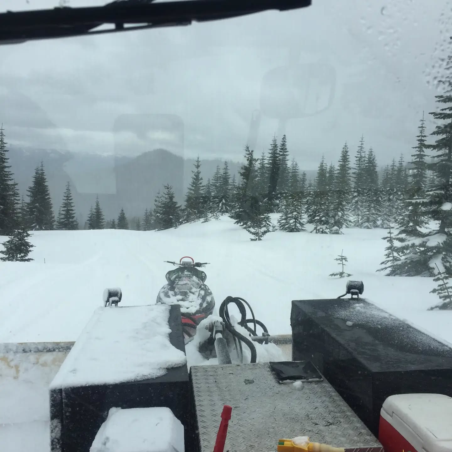 Snapped the crank in my old 800, towed it out the next day with the cat and laid fresh corduroy at the same time. 🤙

#snobaddays #snowmobiling #snowcat #pistenbully #naches