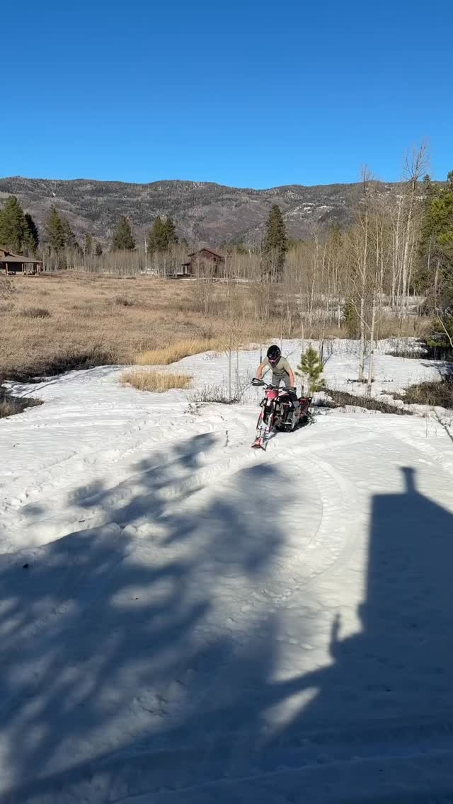 Quick run down of my 3 favorite features of the @sidehillmoto EXO pegs for @yetisnowmx. 

1️⃣—> The pivot point allows the pegs to fold back inside the profile of the kit, even inside the stock pegs of the bike. 
2️⃣—> The peg location was an open canvas, allowing Sidehill to place them exactly where testing has proven to provide the most performance.
3️⃣—> With the pegs being placed more inboard of the tunnel, this allows a more natural stance. Your feet are square on the peg and not on the mounting bracket. The pegs are also canted upwards and in slightly to really capture the rider and provide great traction and confidence. Similar upward angle as the stock KTM pegs have. 

Learn more @sidehillmoto www.sidehillmoto.com
