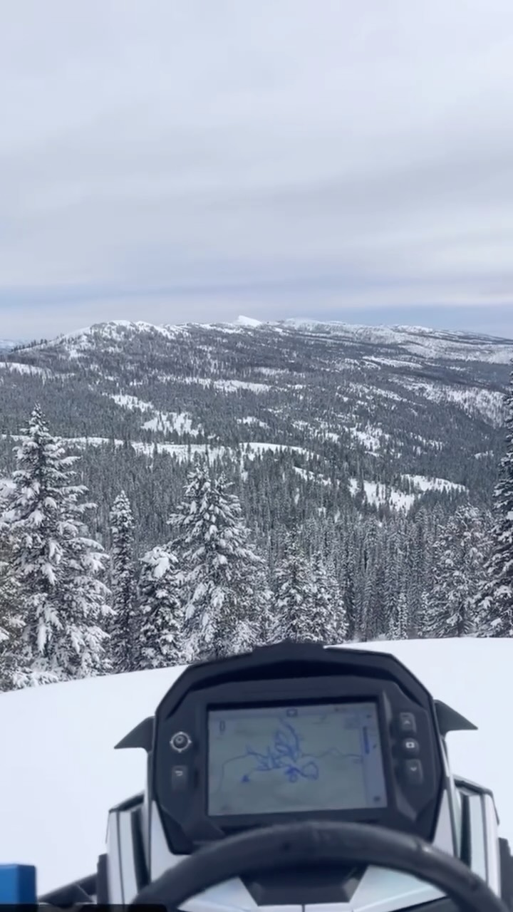 Snow chasin ❄️ 
.
.
@mountainsideperformance @oxbowgear 

#snow #snowmobiling #getoutside #rockymountains #braaap