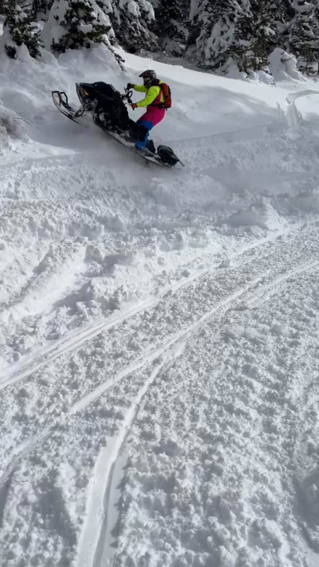 Not much thought behind those goggles on this one 😂 #failfriday 

@freshies_built for your sledding needs ! 

#skidoo 
#klim 
#backwoodsbmp 
#munster