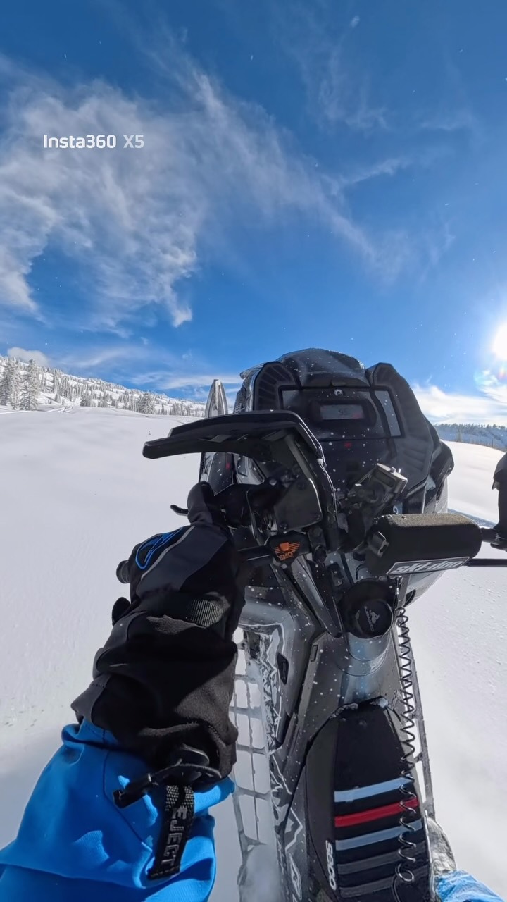 Love listening to my tunes on my Syphon Sound Helmet Speakers while I shred up the mountains! Tell me your top 3? 

#wheelie #snowmobile #powder #sledlife