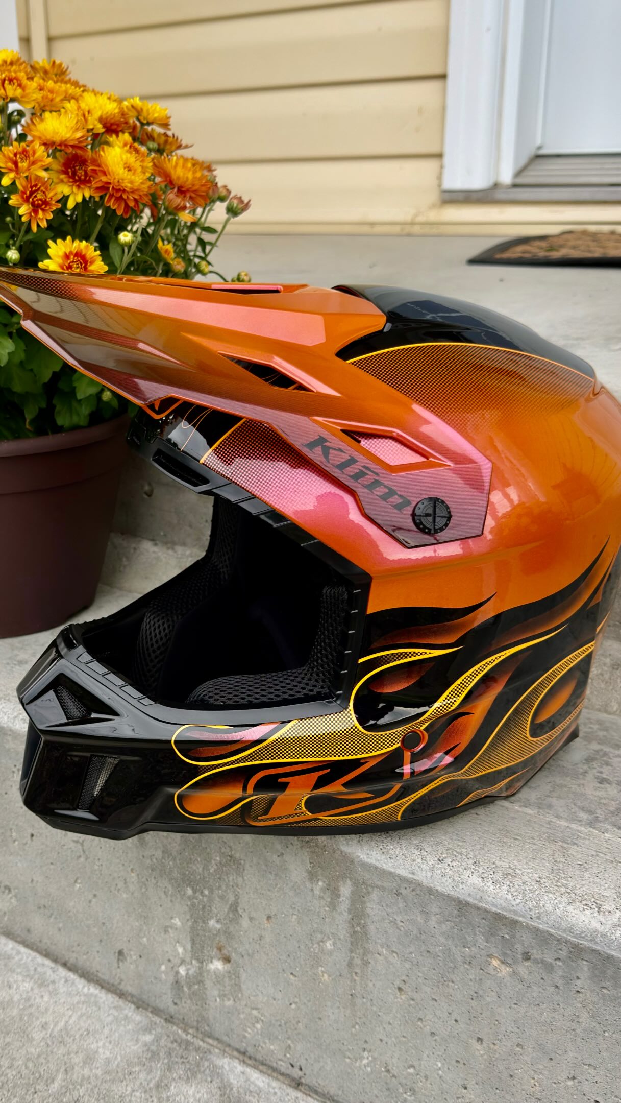 The new @klim F3 Carbon in Scorched Sunrise is absolutely INSANE!! 🤯🔥

I’ve been collecting F3 helmets ever since I started my partnership with KLIM back in 2018. I’ve built up quite the collection over the years and honestly, I’m addicted! 😂🤘 

This one is definitely another favorite! 🧡🖤
————————————-
Le nouveau @klim F3 Carbon en Scorched Sunrise est complètement FOU!! 🤯🔥

Je collectionne les casques F3 depuis le début de mon partenariat avec KLIM en 2018. J’en ai maintenant toute une collection… et honnêtement, je suis accro! 😂🤘

Celui-ci est définitivement un autre de mes préférés! 🧡🖤

#Klim #KlimLife #F3Carbon #Helmet #ScorchedSunrise