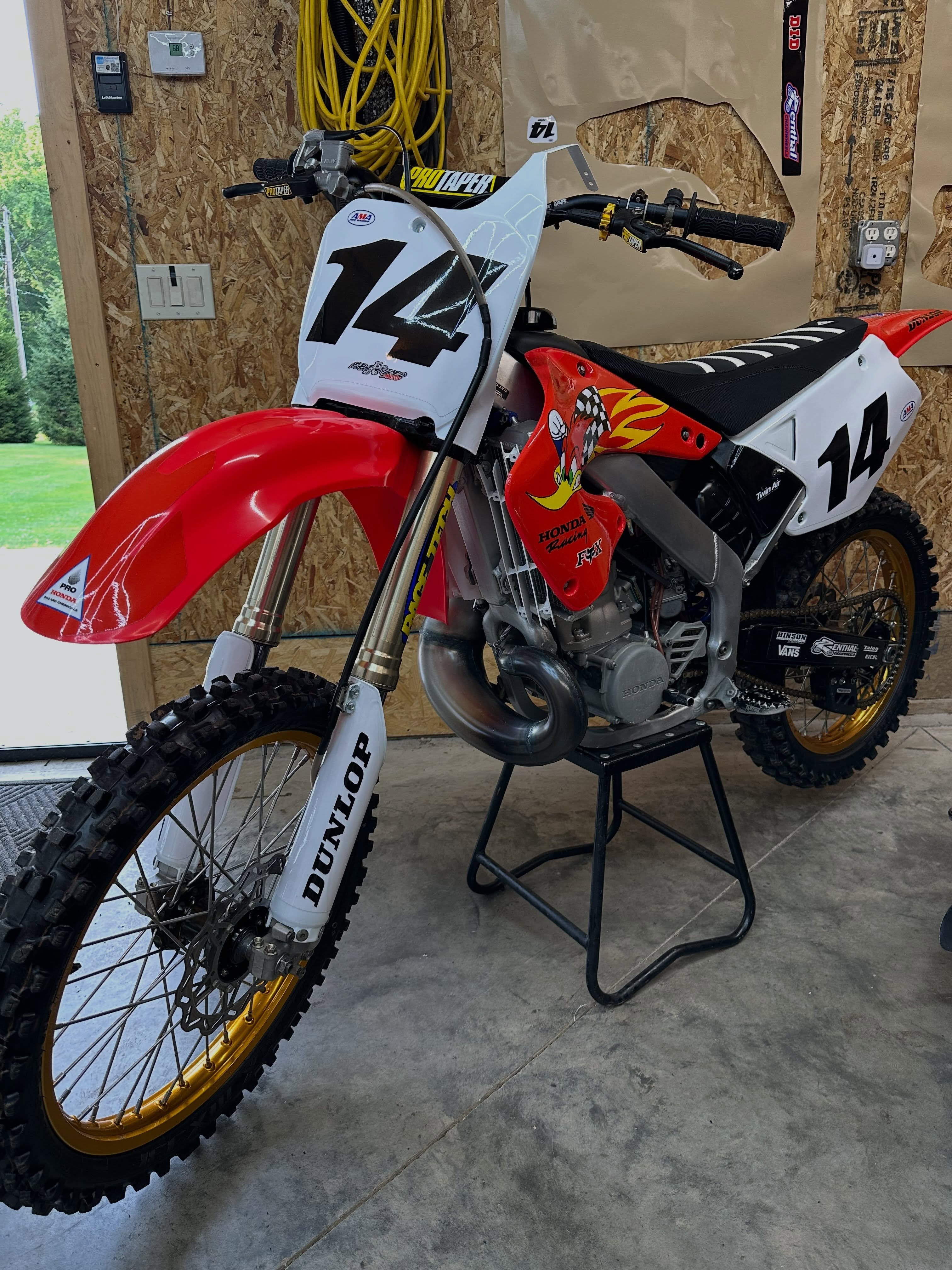 @frakturedmoto has the ol girl looking just right 👌🏼 

#01
#330 
#ESR 
#HONDA
#2smokersonly