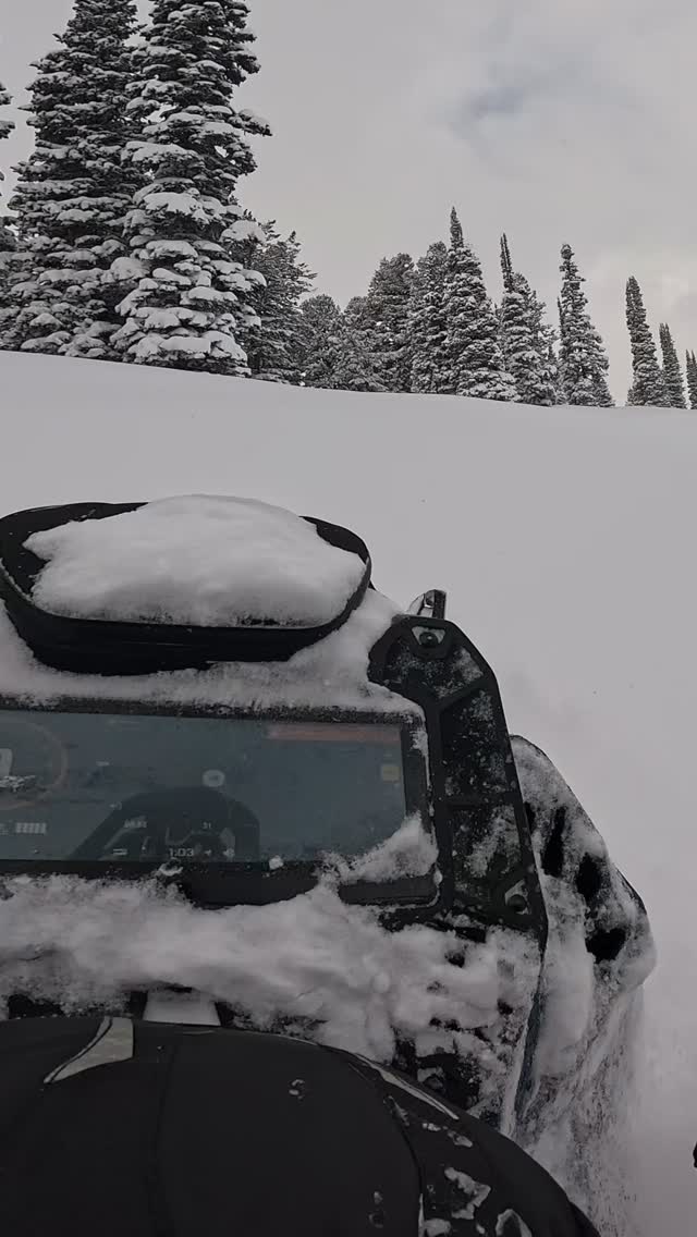 ❄️Powder Rich💰 🟰 ⛽️Gas Poor 🪫
•
The @oxbowgear Renegade Radios worked flawless all day long on one of the deepest rides of the year! 
#oxbowgear #rideharder #journeyfarther