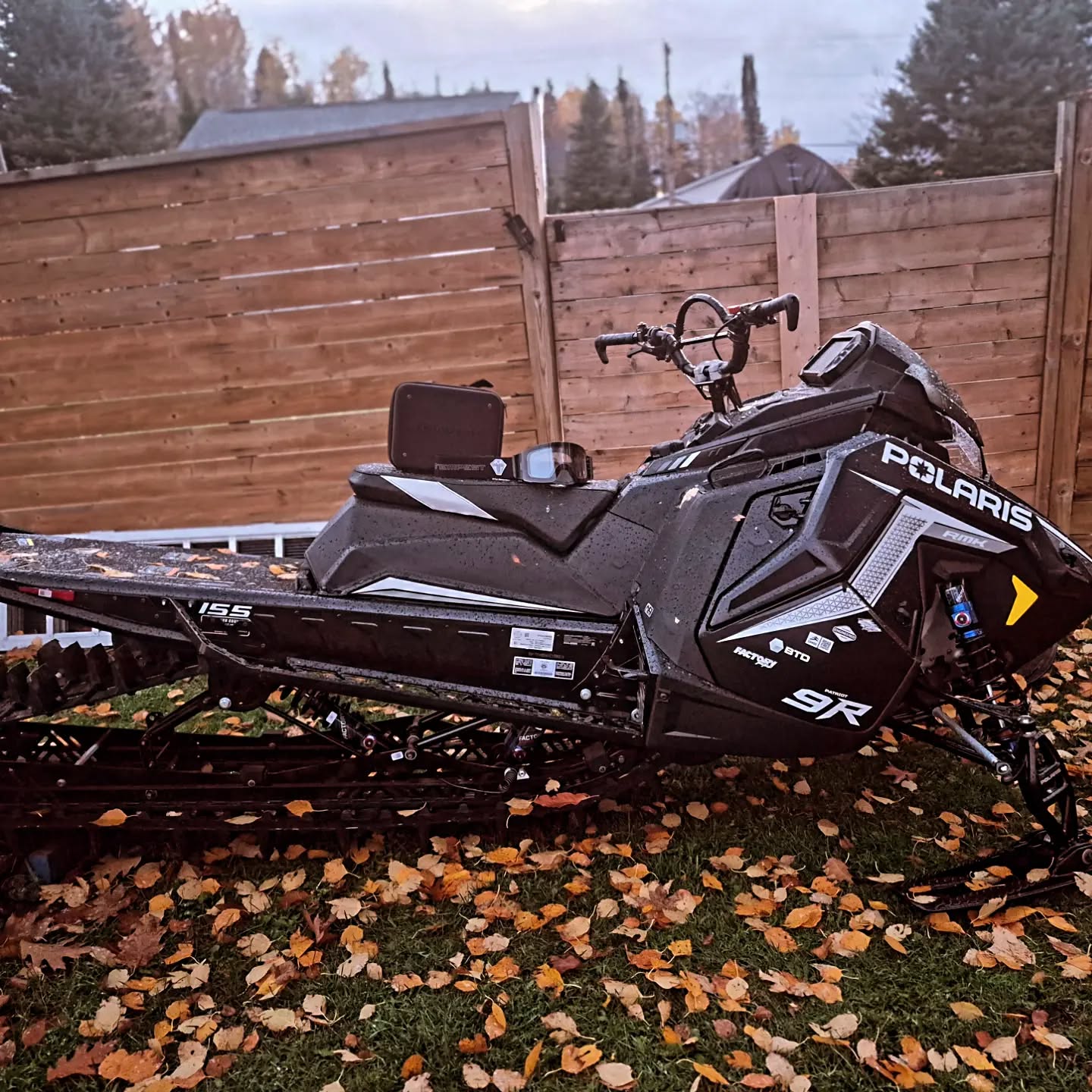 Waited all summer to buy these tempest optics anti fog goggles patiently waiting for Oct 5th  and I chose the photo-chromic (clear to smoke)  no more battery pack bulkness  it has a internal battery simply plug in and charge holds for days  another killer feature they are magnetic interchangeable lenses really stoked to try these goggles this season 🤘

@tempestoptics