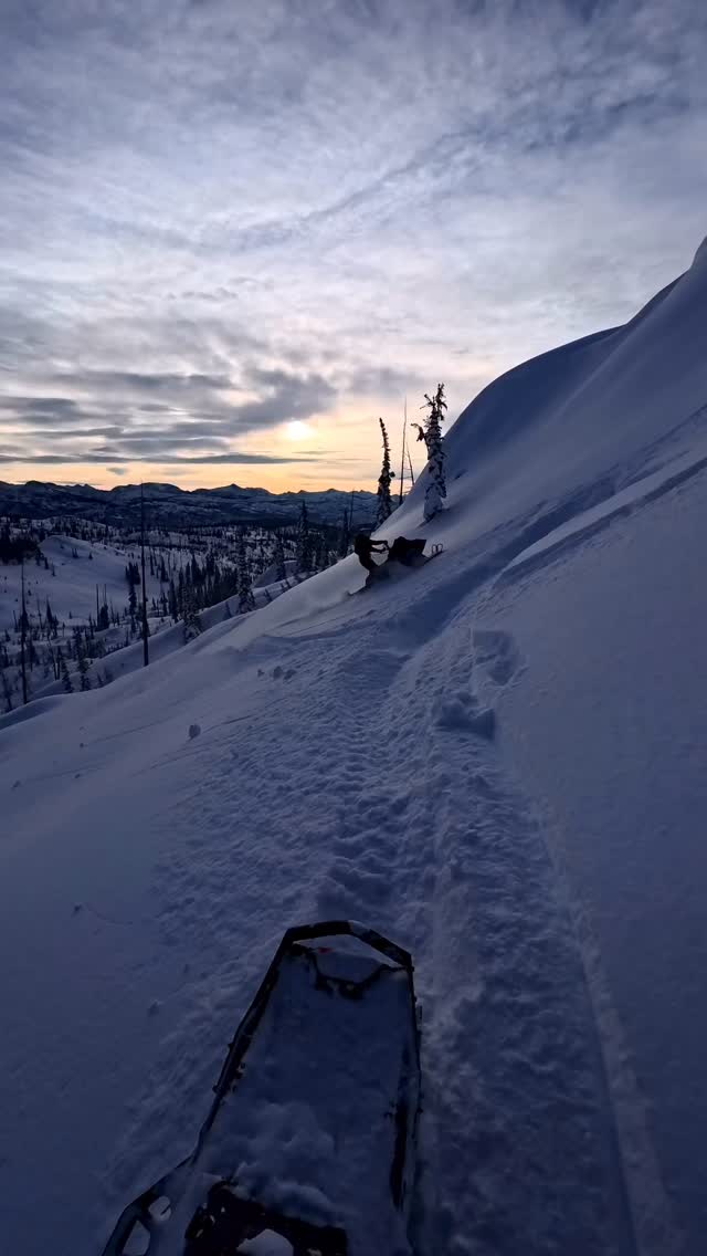 Just another bow tie video… except at sunrise so kinda cool

@derek_pfost 🎥

#snowmobiles #sunrise #polarissnow #boost
