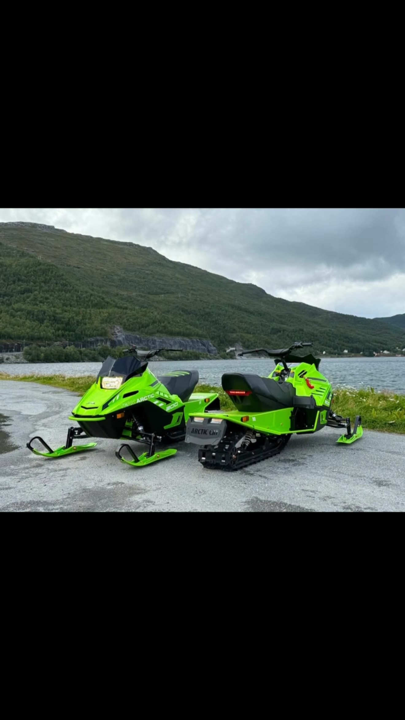🔥 2027 NEW MODEL 12月上旬入荷予定！🔥
ARCTIC CAT ZR200 ES

🏁 新車・限定在庫2台！福島発！

子供の「初めてのスノーモービル」に最高の1台！

200cc 4ストローク200ccエンジン搭載！
エレクトリックスタート付きのESモデル！

✅ 2027年モデル・新車
✅ フラップ改良モデル
✅ セルスターター搭載
✅ セットアップ費用 30,000円 → 無料！
✅ 当店在庫 残り2台！

💰 車両本体価格
990,000円（税別）
1,089,000円（税込）

🎁 今ならセットアップ費用30,000円サービス！

親子で楽しむ最高のウィンターシーズンを！
未来のスノーモービルライダーへ🔥

📍福島県より全国対応！
📩 お問い合わせはDMまで！

※スピードメーターはオプションとなります。
⁡
 #スノーモービル  #アークティックキャット  #キッズスノーモービル #ZR200