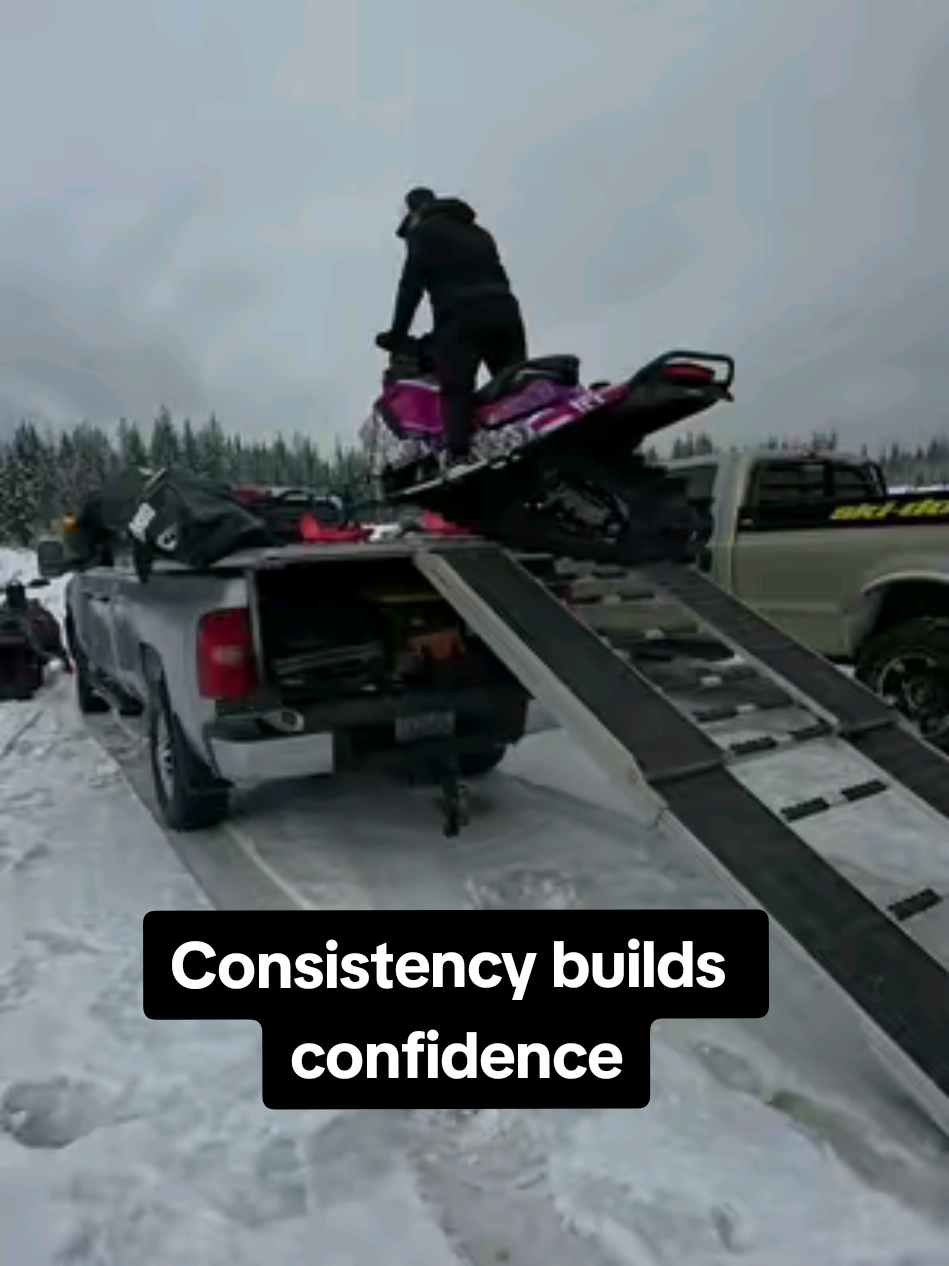 I’ve been snowmobiling my entire life, but unloading from a sled deck was something I always left to my dad or my husband. A few years ago, I finally built up the courage to try it myself. Now I am unloading my sled on my own before every ride! Proof that confidence grows when you step outside your comfort zone 💪❄️ #Snowmobile #GirlsWhoRide #Confidence #Courage #InMySledGirlEra  @DSGOUTERWEAR @Ski-Doo @Marlon Recreational Products @sledgirlz 