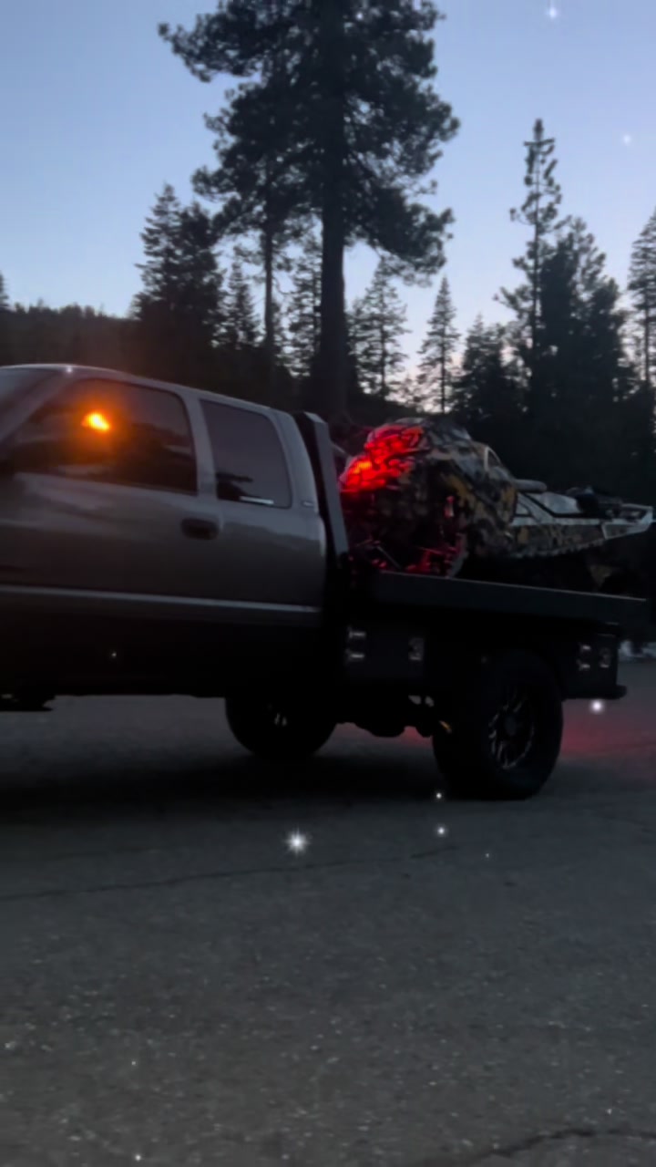 Loving this years set up! Haven’t gotten to get out as much but she sure looks good with a couple @Lynx Snowmobiles shredders up there 🤘🏼 #2ndgen #2g #custom #winter #snowmobile @sledsend @sledusa 