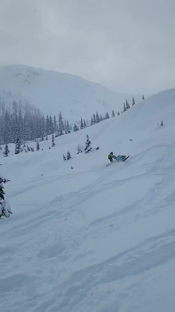 Such a good day on the snow @arctic cat snowmobiles @ArcticFX @Speed Shop Inc @Speedwerx @CheetahFactoryRacing @509 #ripping #snow #articcat #sledding #M8 