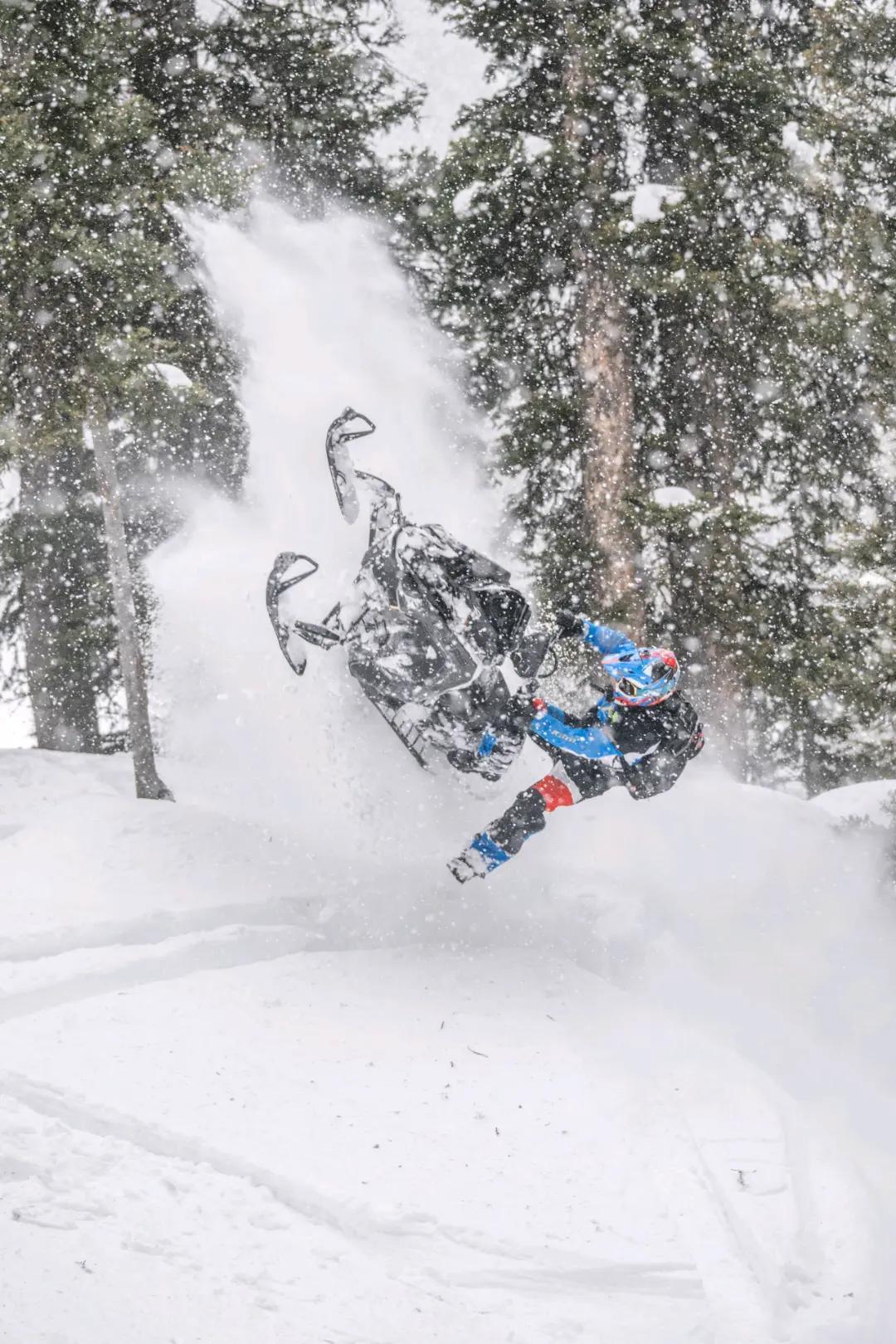 The snow is still there if you look for it!! 📸  @Justin Ponsor got some killer shots, absolute wizard behind the lense! 