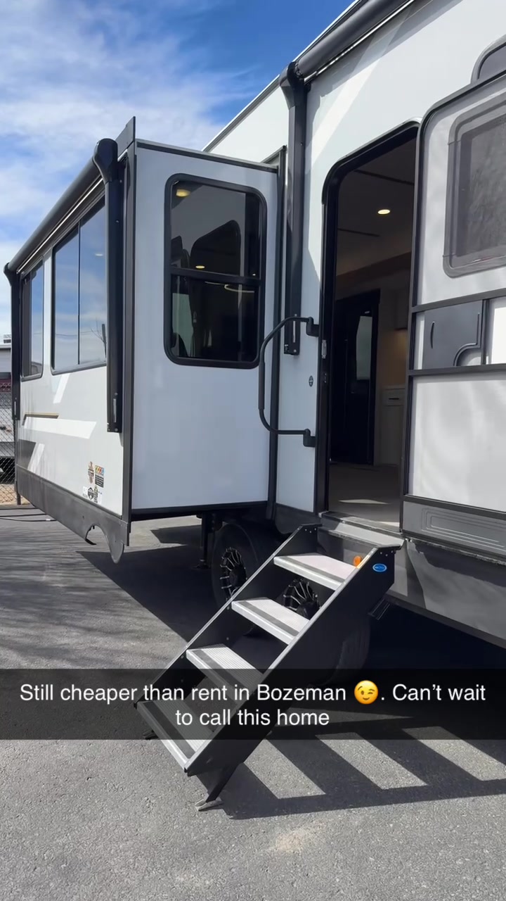 Still making progress on my property but in the meantime it was time for an upgraded living situation👌😎. #camperlife #nomadlife #homeonwheels 