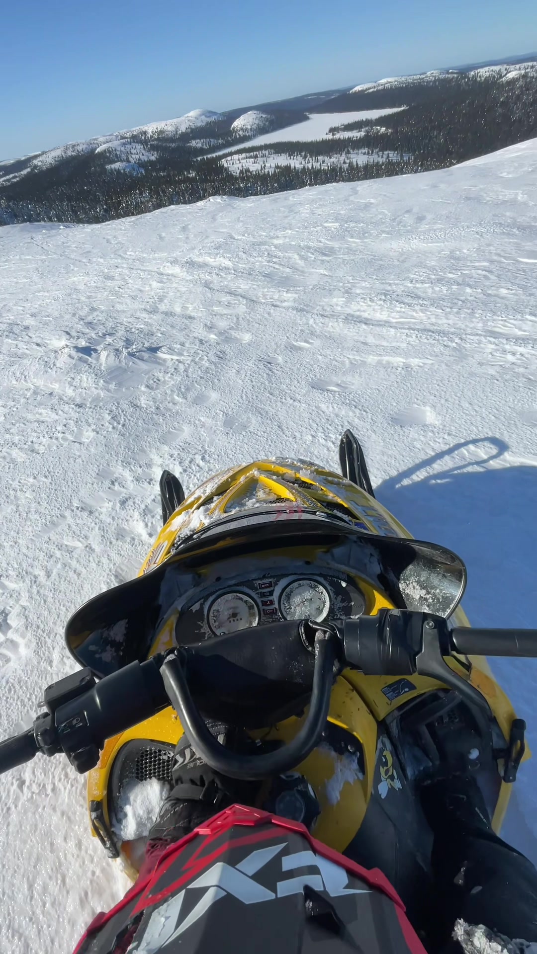 Mountain top -37°c +53km/h wind. Hot day ❄️❄️ ❄️❄️❄️ #skidoo #snow #north #snowmobile #mountain @CheetahFactoryRacing @TOBE Outerwear @Ski-Doo @SledHub @Powder Bound Adventures @SNOWMOBILEFAILS @Backcountry Sledders @FXR Racing @LIFE ON TRACK 