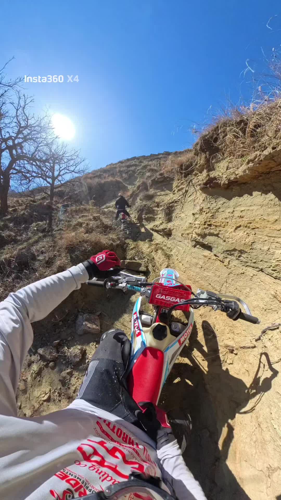 It's called Sand Creek for a reason 👌  Zero traction on the bottoms make the hard lines questionable. 1 minute in you can see this play out. The inverted rock cliff was a thought. Even though i have made it before, I instantly said no 🤣