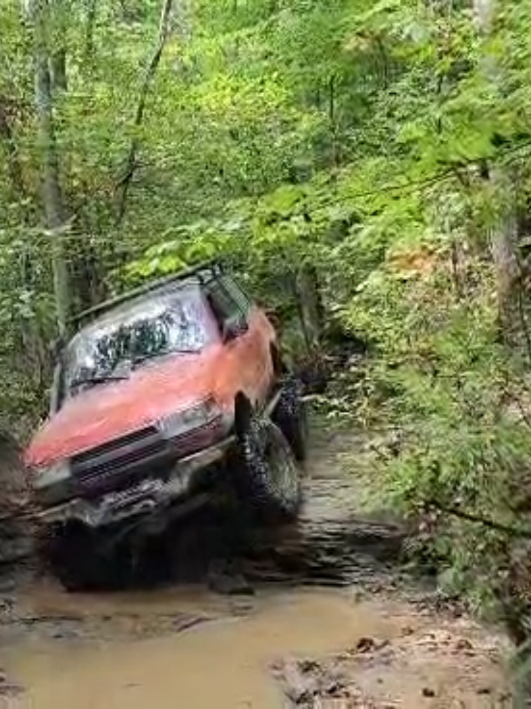 The noises 🤣#80serieslandcruiser #rocks #toyota4x4 #getinspired #offroad 