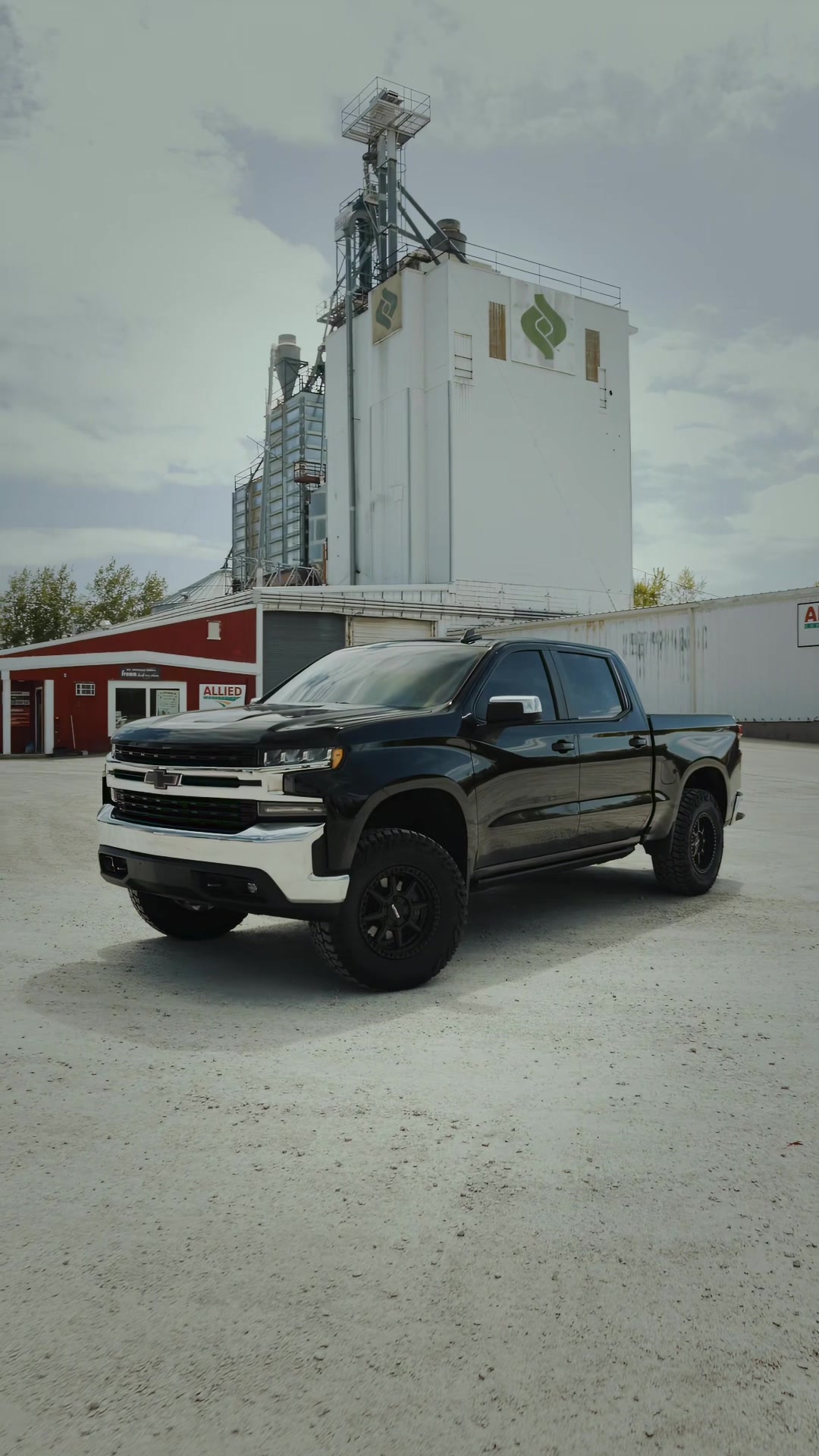 Nothing over the top, just “something simple” 😉 📸 @arkhive.media  #chevysilverado #silverado #chevy #anthemoffroad #mickeythompsons 