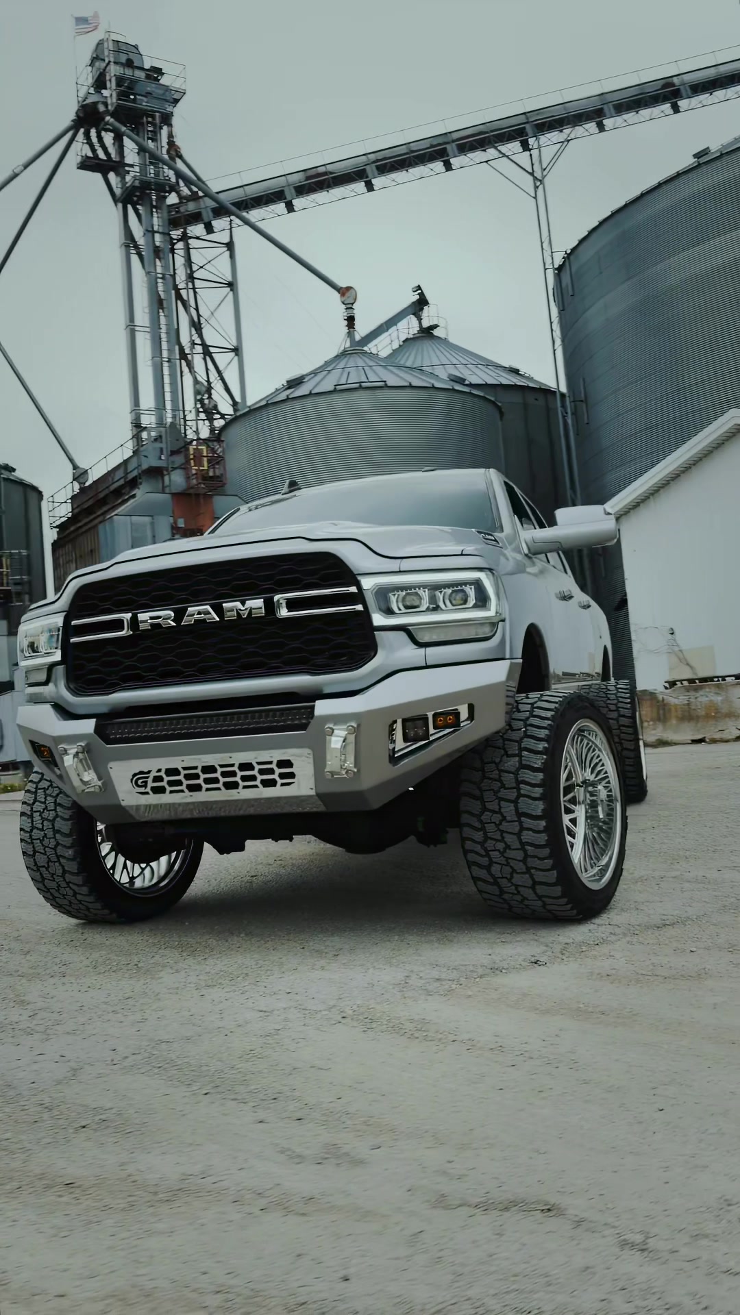 New set up goes hard 🥵 @KG1 Forged Wheels @MickeyThompsonTires @BDS Suspensions  📸 @arkhivemedia #cummins #ram 