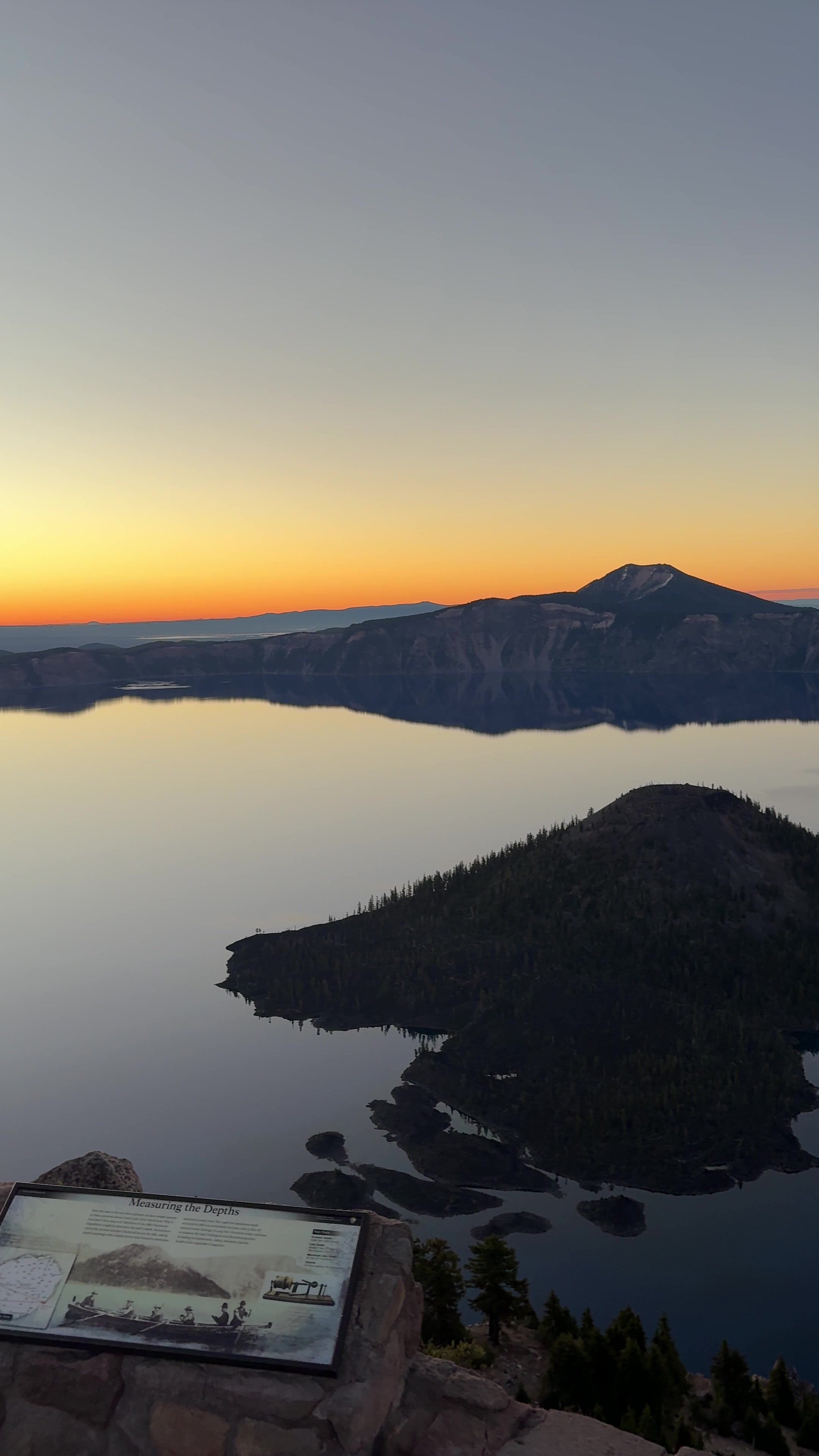 More then an average sunrise… #sunrise #beauty #craterlake 