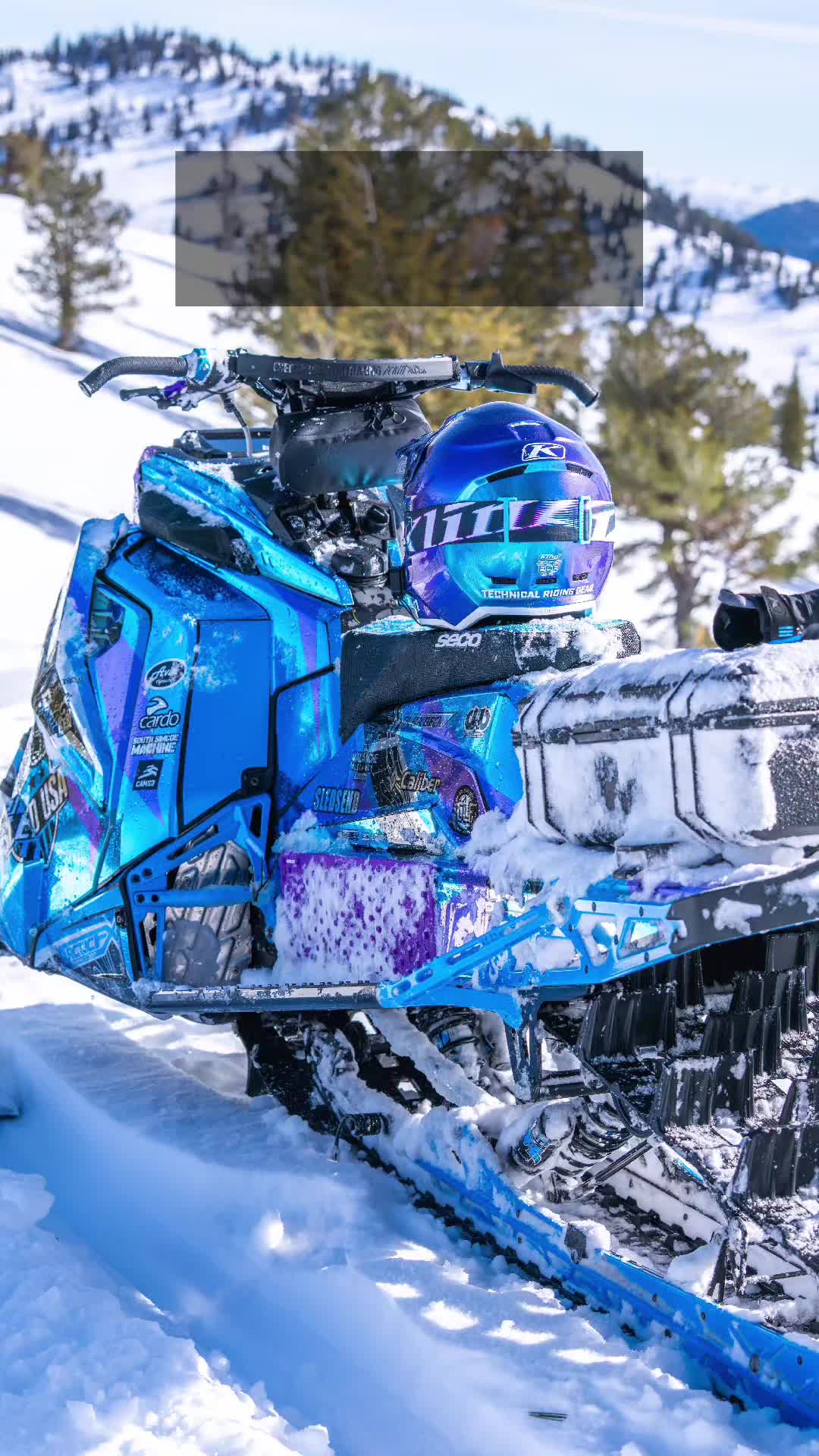 Drop em in the comments! 👇🏽 Last season I ran the @ArcticFX Ponsor Equilizer wrap in chrome! A cool thing about #arcticfx is that if you damage your wrap, you can get 50% off replacement pieces! 🤙🏼 #arcticfxgraphics #snowmobiling #snowmobile #justinponsor 