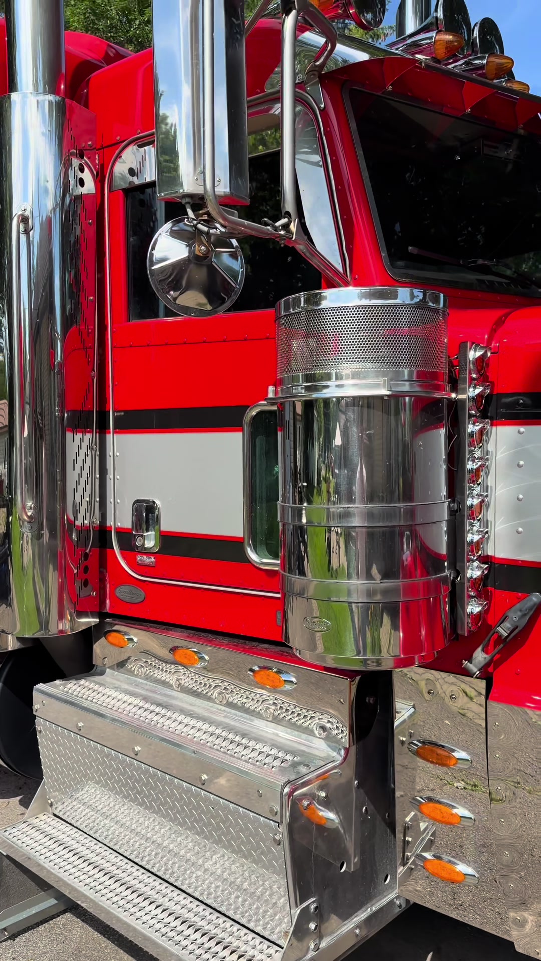 Projet incroyable sur ce Peterbilt, polissage complet, mags, shell, marchepieds, etc! Très content du résultat!😎 ** Le camion a roulé depuis, donc les coulisses et les saletés viennent simplement de la route. **😉