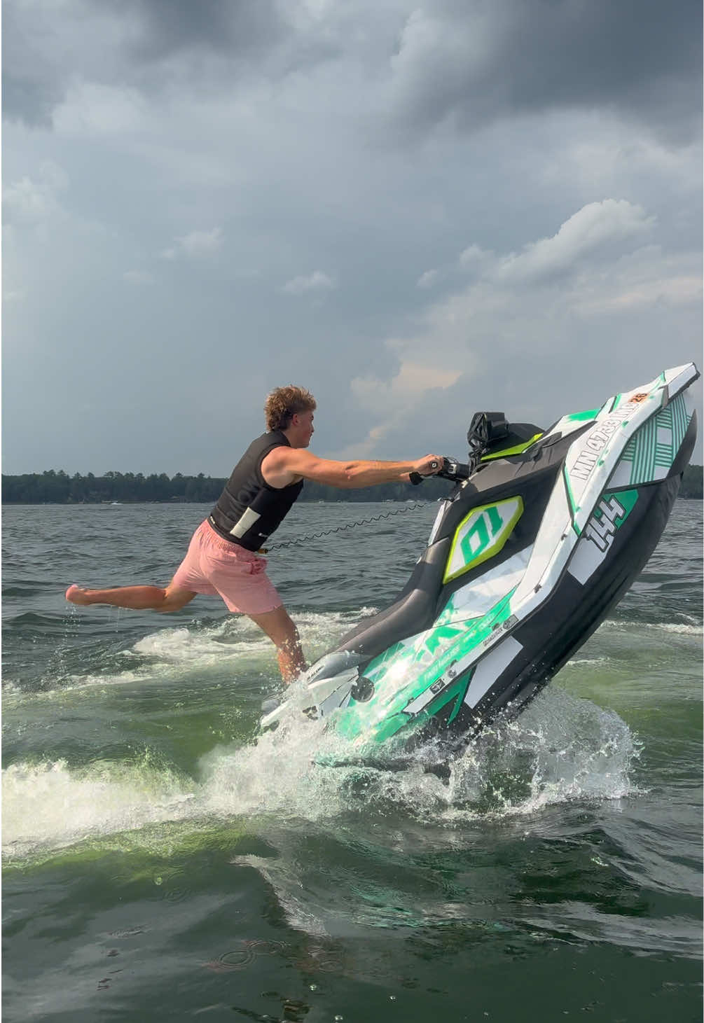 #jetski #seadoosparktrixx #sparktrixx #jetskiwheelie #sparktrixxwheelie 