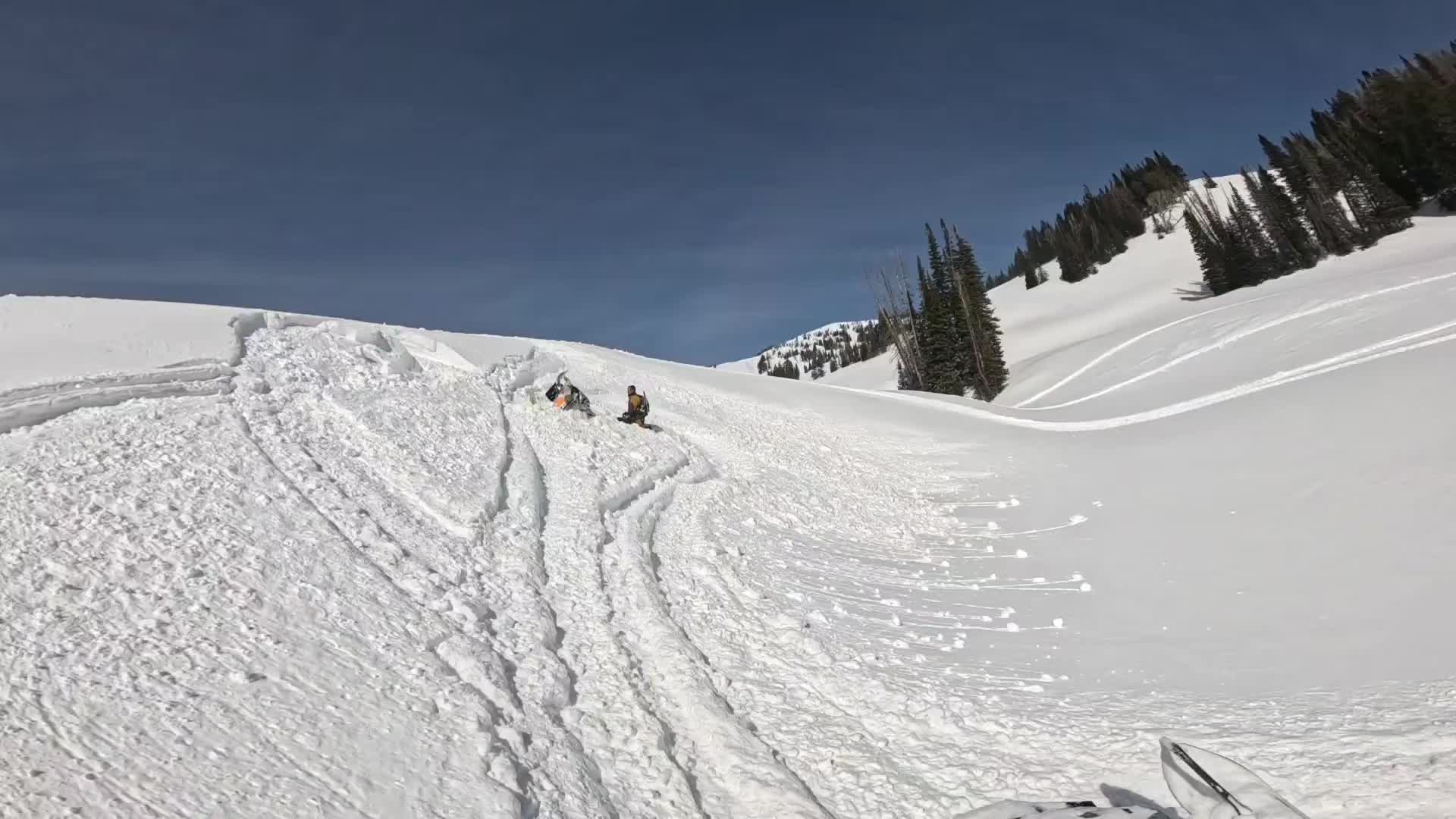 When your buddy @KFisher730 ends up upside down during bowtie practice it is only natural to get a solid slowmo shot on the way by 🤣 @sledsend  @CheetahFactoryRacing  @Avid Products  #sledsend #sledsendbrotherhood #sledusa #cheetahfactoryracing #polarissnow 