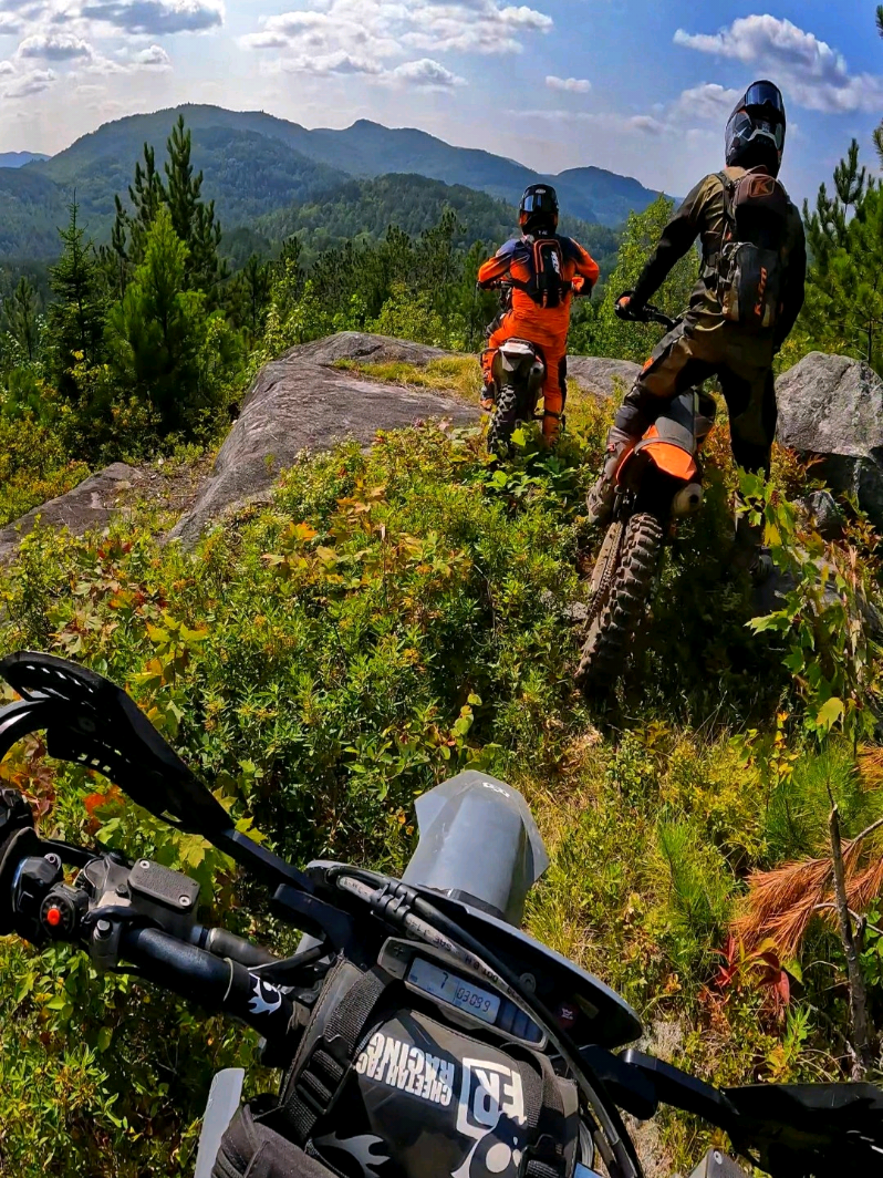 This view was well earned 🛘🔥⛰️ —  Cette vue, on l’a bien méritée 🛘🔥⛰️  #HardEnduro #Dirtbike #TwoStrokes #EnduroFriends #ExploreMore