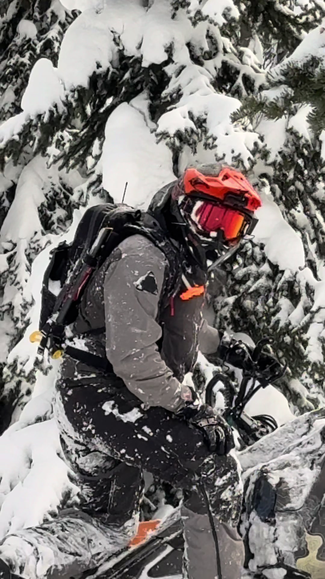 Free entertainment🤪#outdoors #workhardplayhard #revelstokebc #klim #snowmobile 