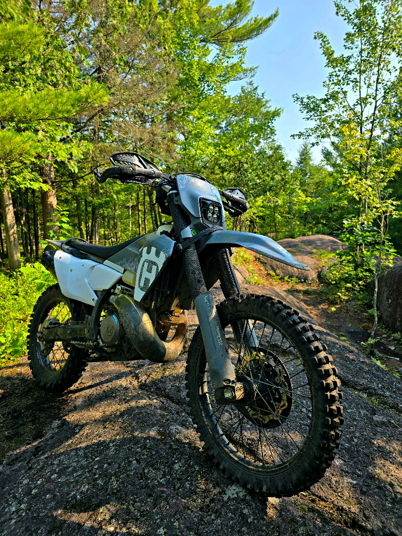 And that’s pretty damn close. 💚 — Et franchement, c’est pas mal proche du bonheur. 💚  #te300pro #singletrack #dirtbikelife #ridefree #sendit 