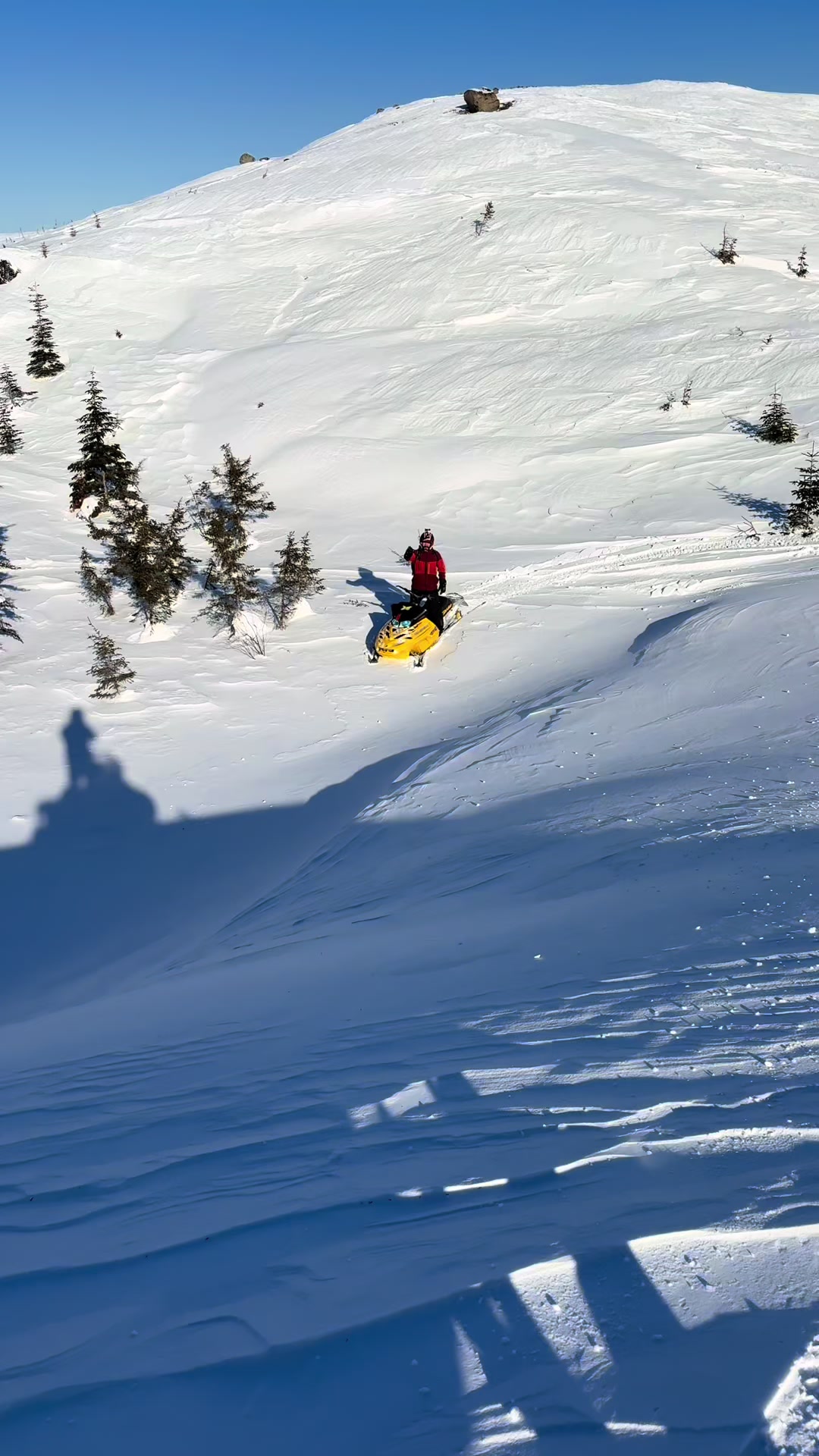 Hâte à l’hiver 🔥🔥🔥 ❄️❄️❄️ #skidoo #mountain #snow #summit @ArcticFX @Ski-Doo @SNOWMOBILEFAILS @Powder Bound Adventures @TOBE Outerwear @Backcountry Sledders @FXR Racing 