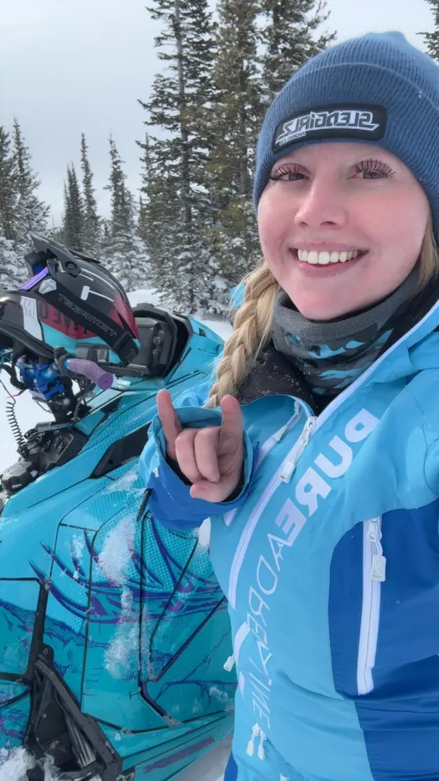 🤘🏼🖤 #sledgirlz #polarissnowmobiles #pureadrenaline #wyoming #snowmobile 