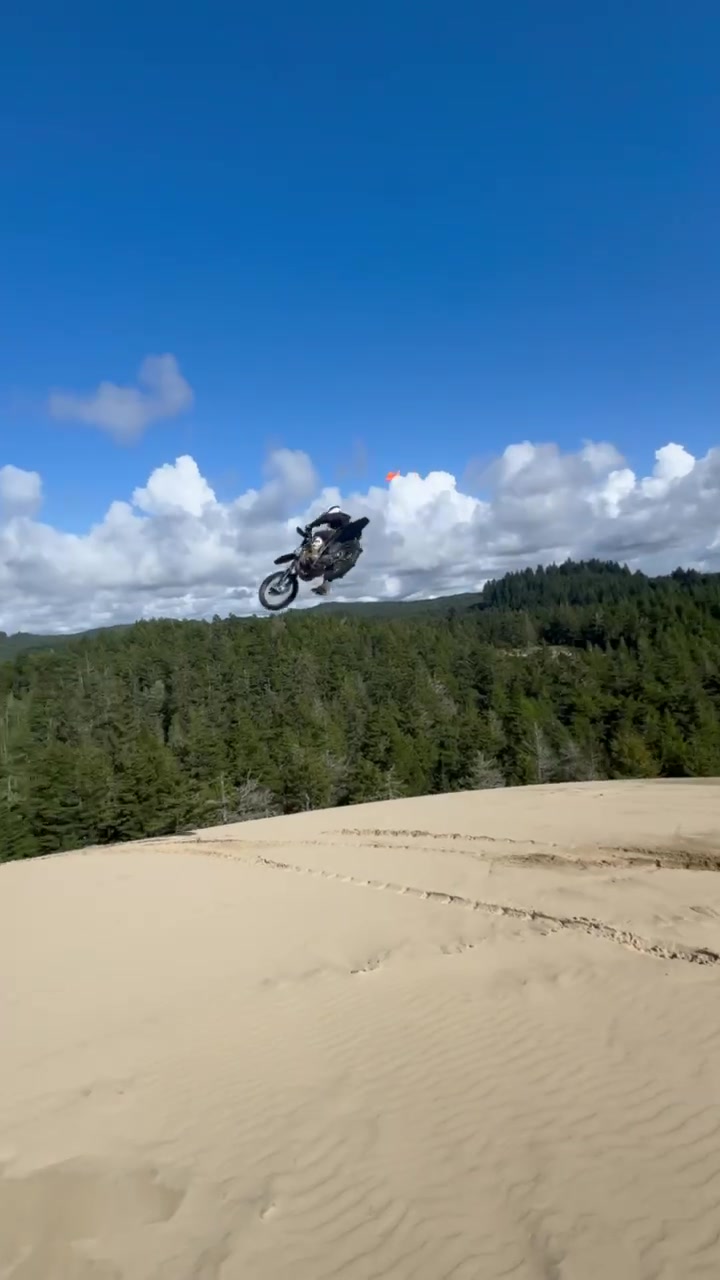 Forever camera girl🫶🏻🫶🏻 @Kiah  #te300 #dunes #winchester #dirtbike #fyp 