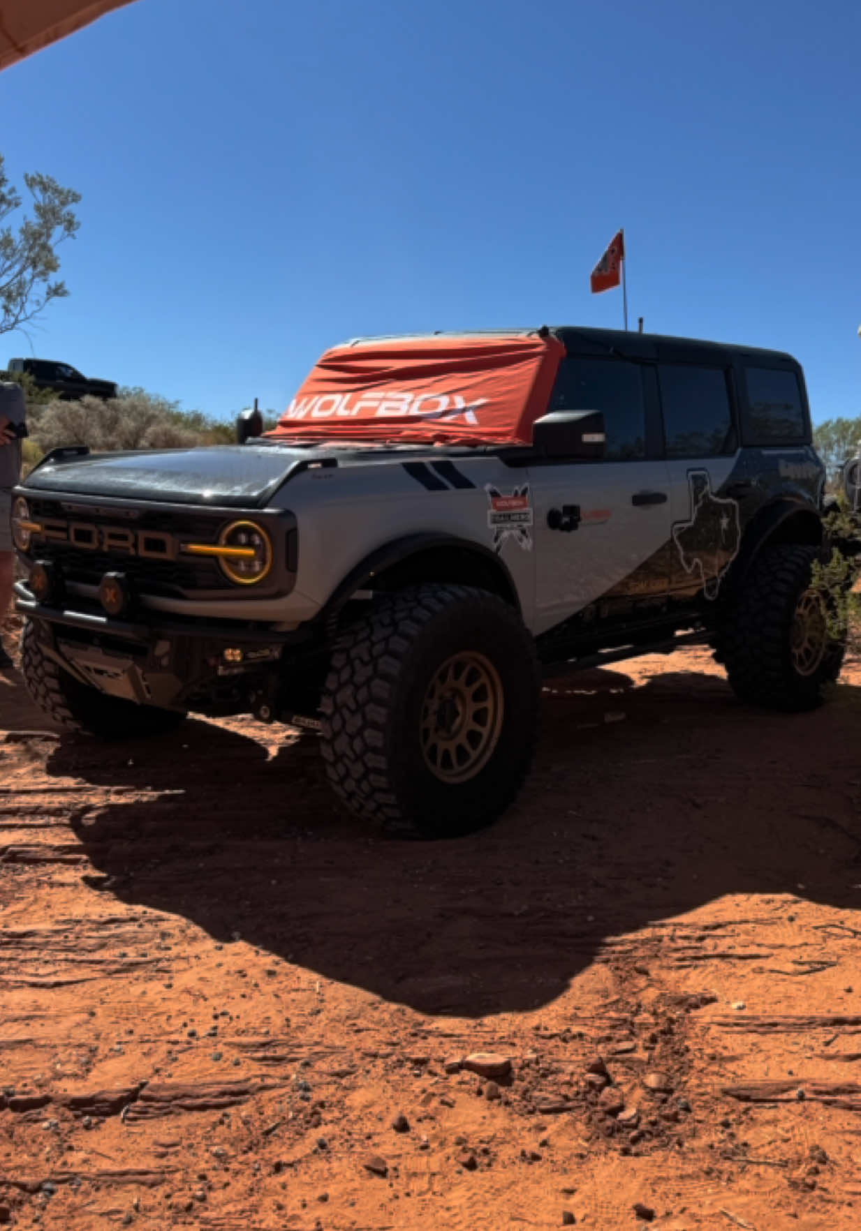 Completed the @WOLFBOX blockout challenge yesterday with the pre-production Flex Pilot system at @trailhero.  The flexibility of this system is perfect for those rugged journeys.  Check out the Wolfbox website for the kickstarter program to ensure you are able to get yours early upon releasing in a few months! Special thank you to @i.Vegabond for the excellent on trail footage! #wolfboxblockoutchallenge #wolfbox #trailhero #wolfboxhero #4x4 ○- ʙ ʀ ᴏ ɴ ᴄ ᴏ -○]  For apparel and accessories: http://www.birddogoffroad.com Be sure to check out our affiliate links with discount codes at https://linktr.ee/BirdDogOffRoadAdventures