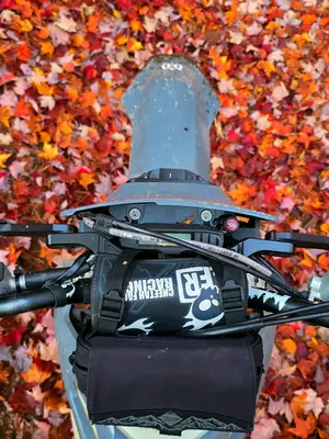 I could ride through these colors forever. 😍🍂 — Je pourrais rouler à travers ces couleurs pour toujours. 😍🍂  #DirtBike #Enduro #AutumnColors #FallVibes #RideYourBike 